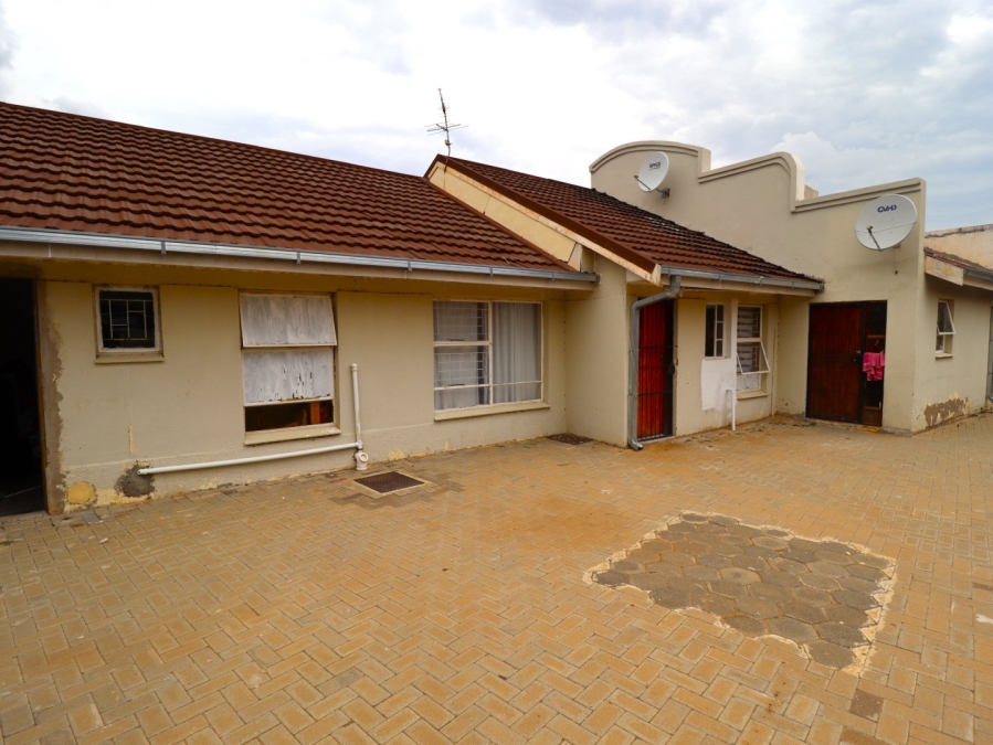 6 Bedroom Property for Sale in Lourierpark Free State